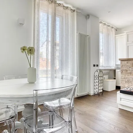 Joivy Superb 2bed Flat With Balcony *